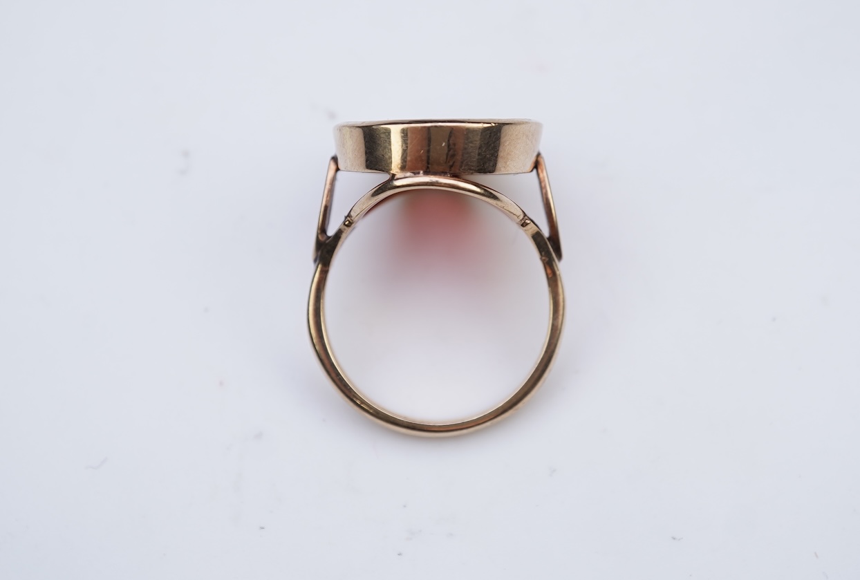 A glass intaglio ring, early 20th century